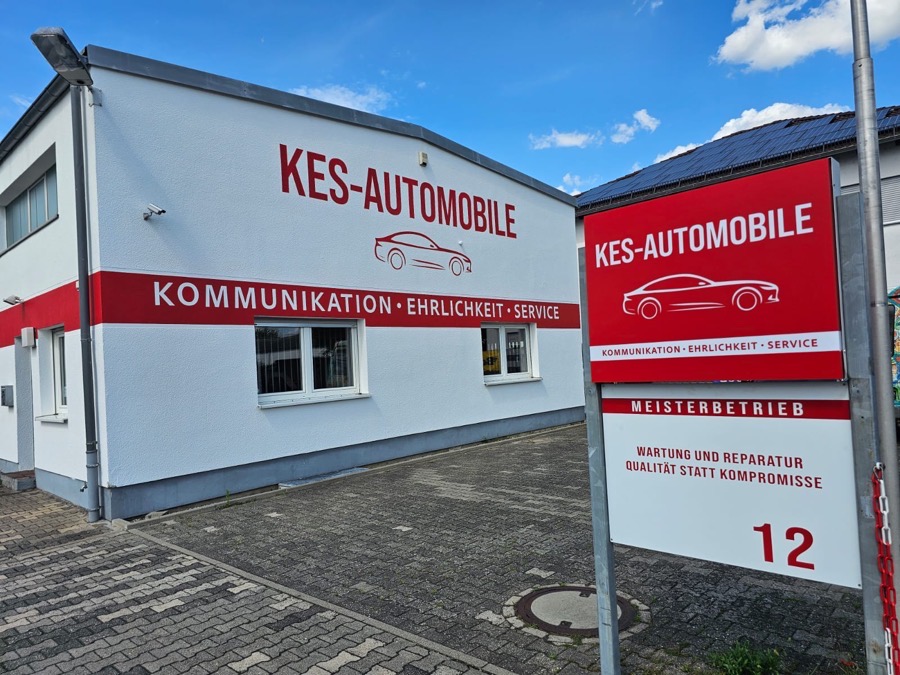 Gebäude von KES-Automobile mit Firmenschild und Hausnummer 12