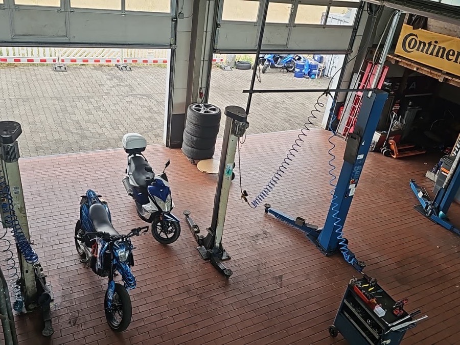 Blick in die Werkstatthalle mit geöffneten Hallentoren