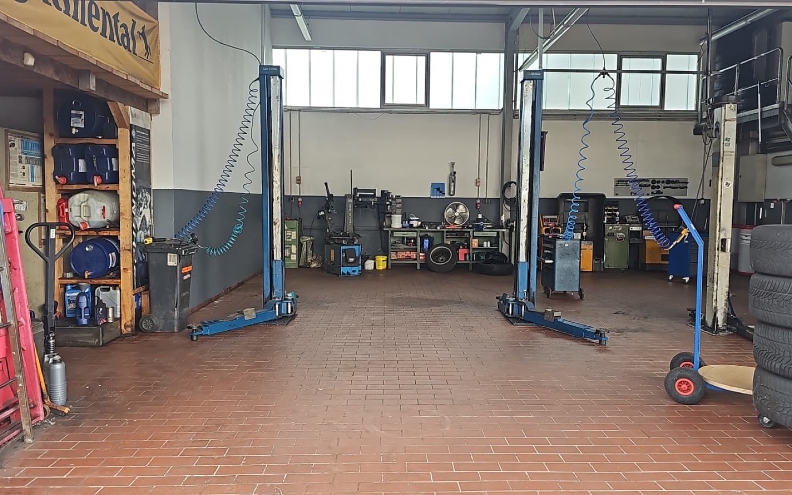 Die Werkstatthalle von KES-Automobile in Bürstadt mit zwei Hebebühnen