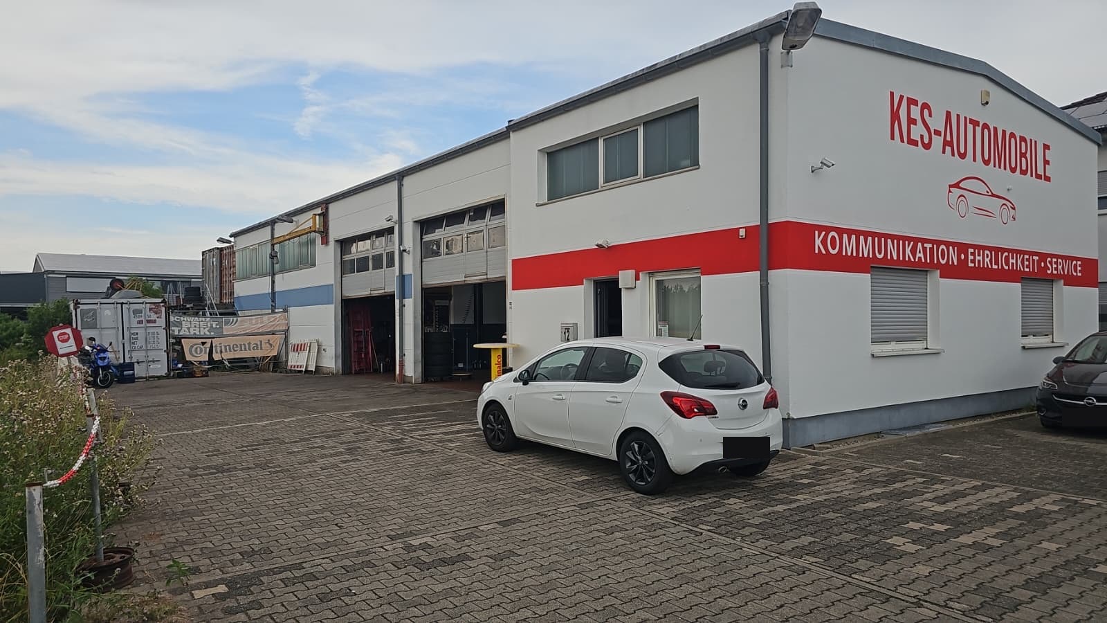 Die Werkstatt von KES-Automobile in der Lorscher Str. 12 in Bürstadt von außen